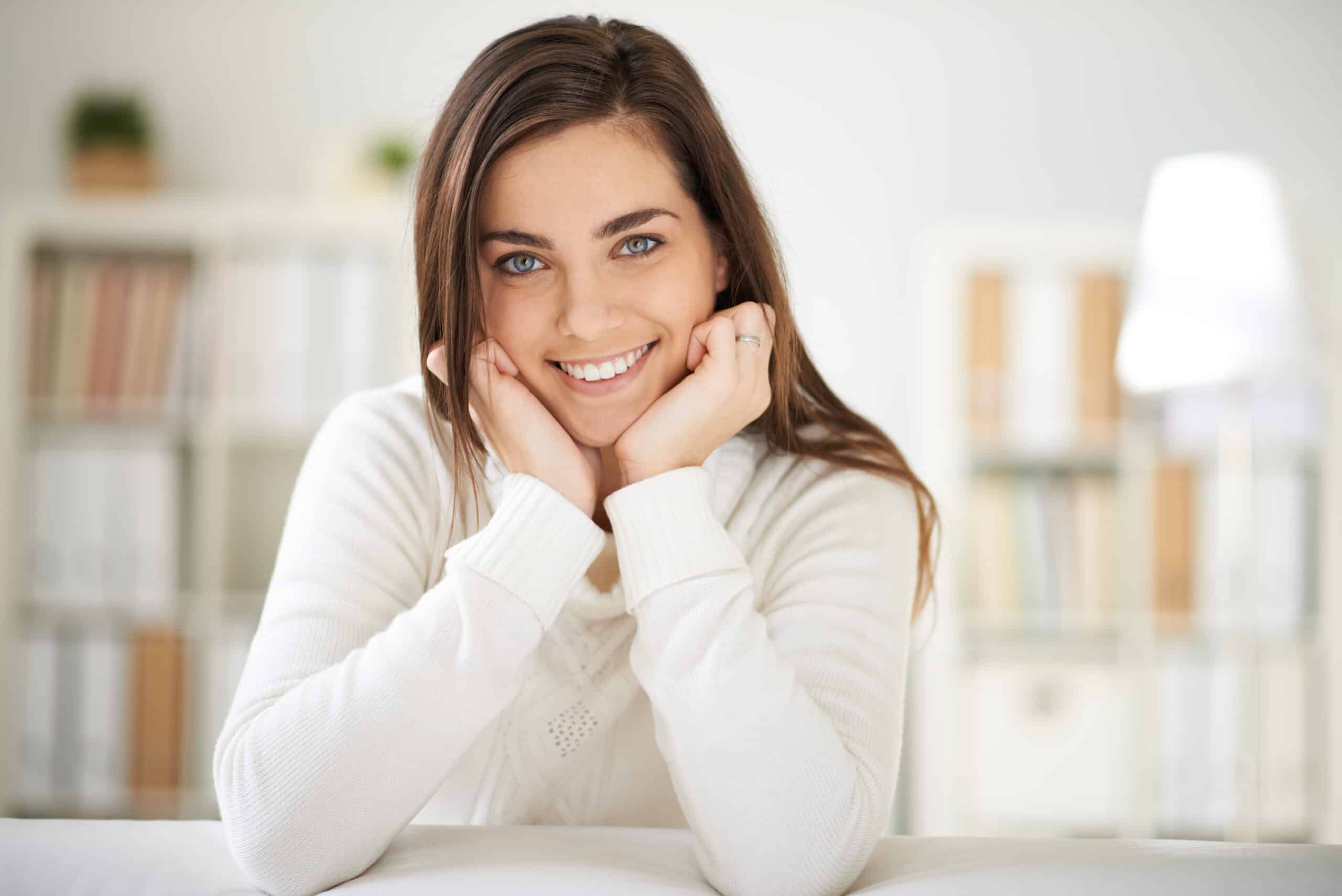 Smiling woman resting her chin on her hands